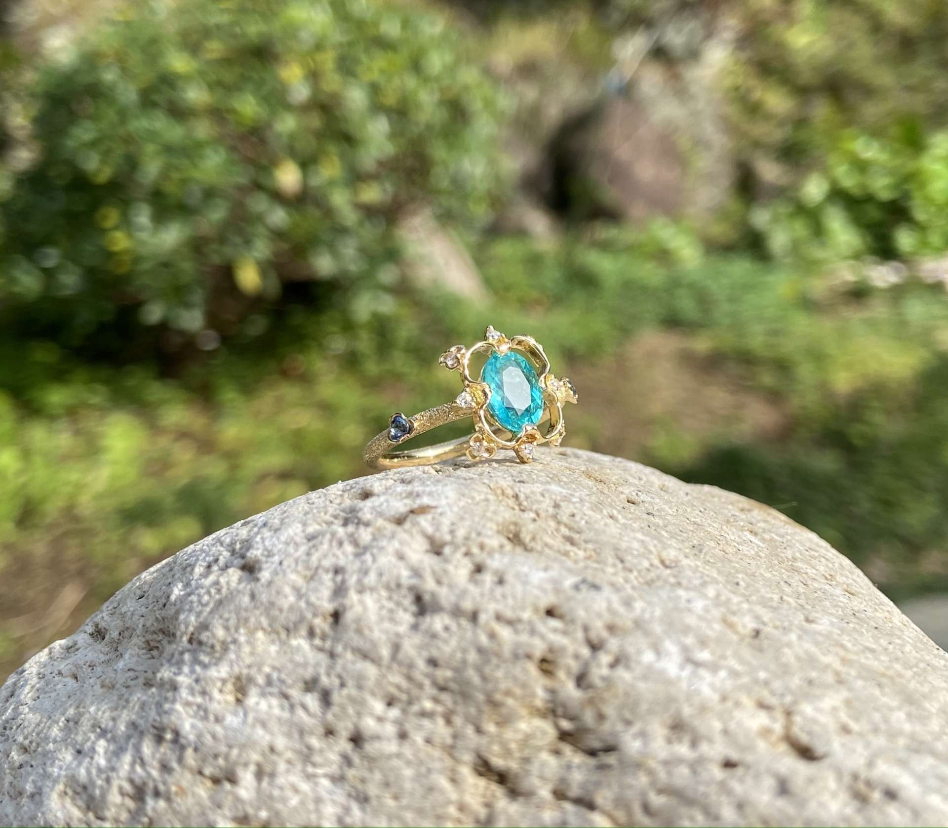 K18  Apatite Sapphire  Diamond Ring